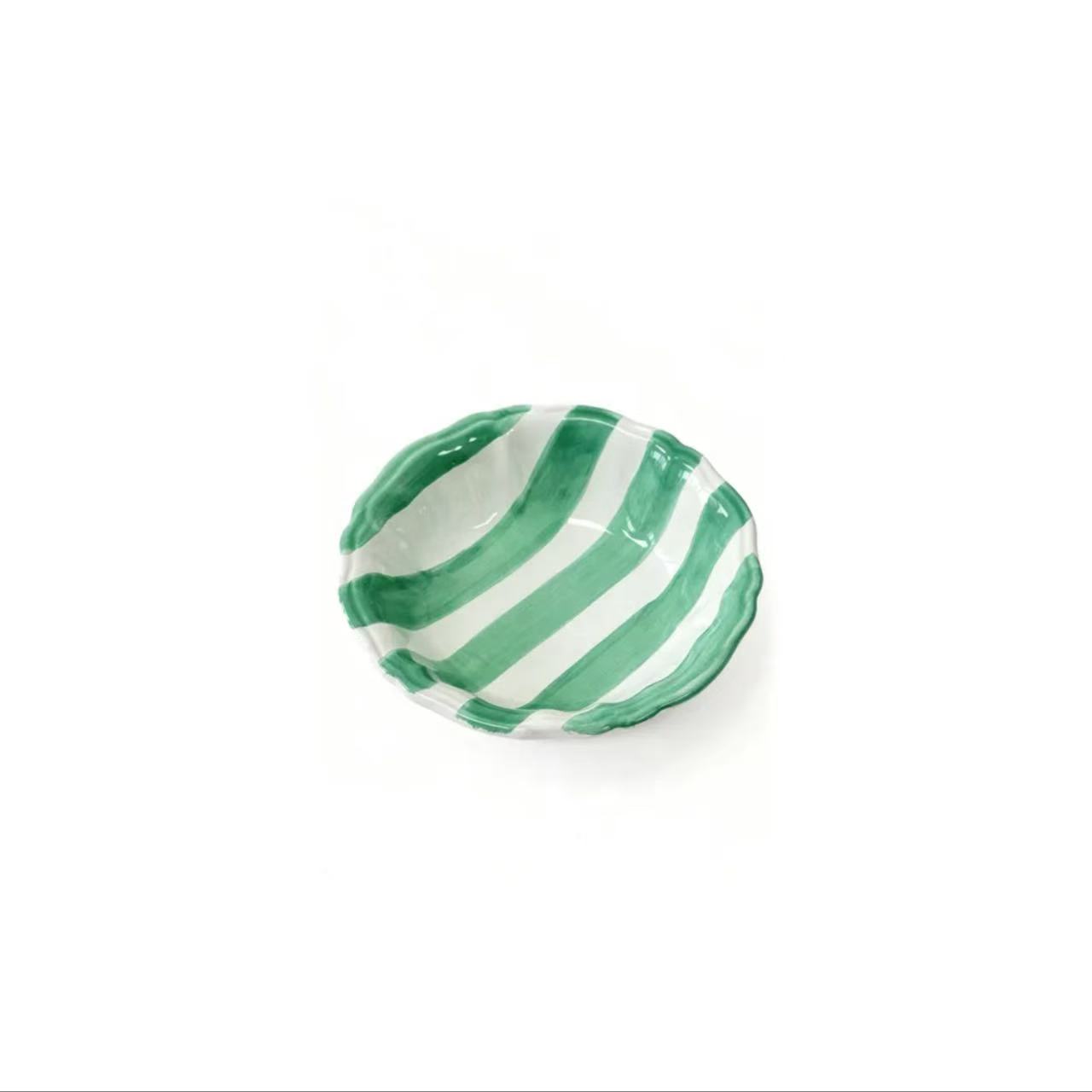 Green Striped Bottom PlatePiatto fondo in ceramica artigianale con strisce oblique verde e bordo ondulato. Ideale per pasta, zuppe e insalate, con stile mediterraneo.